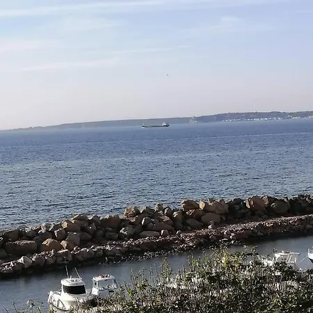 Lo Scoglio Guest house *